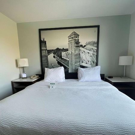 Super 8 By Wyndham Peterborough Hotel Luaran gambar
