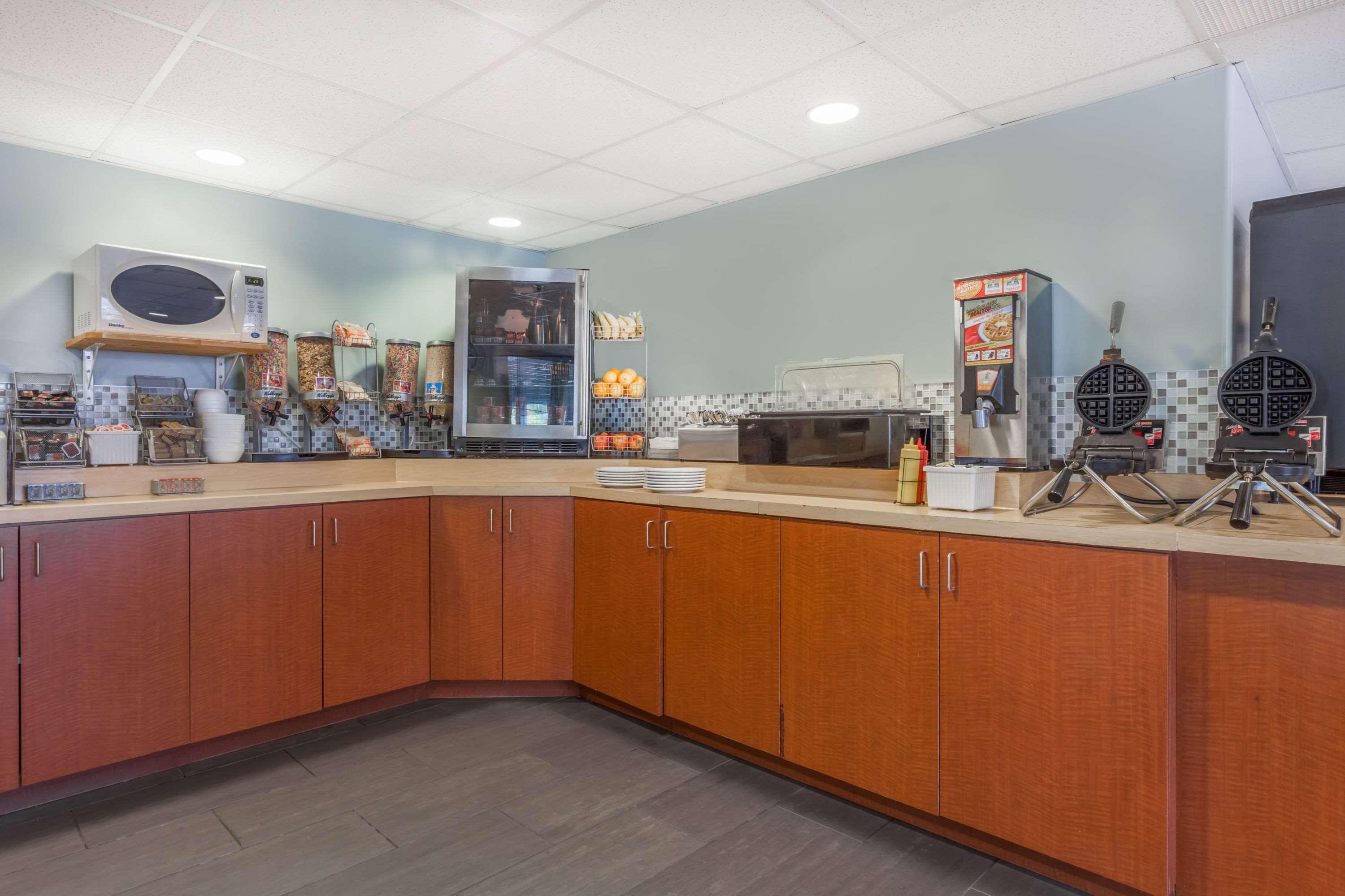 Super 8 By Wyndham Peterborough Hotel Luaran gambar