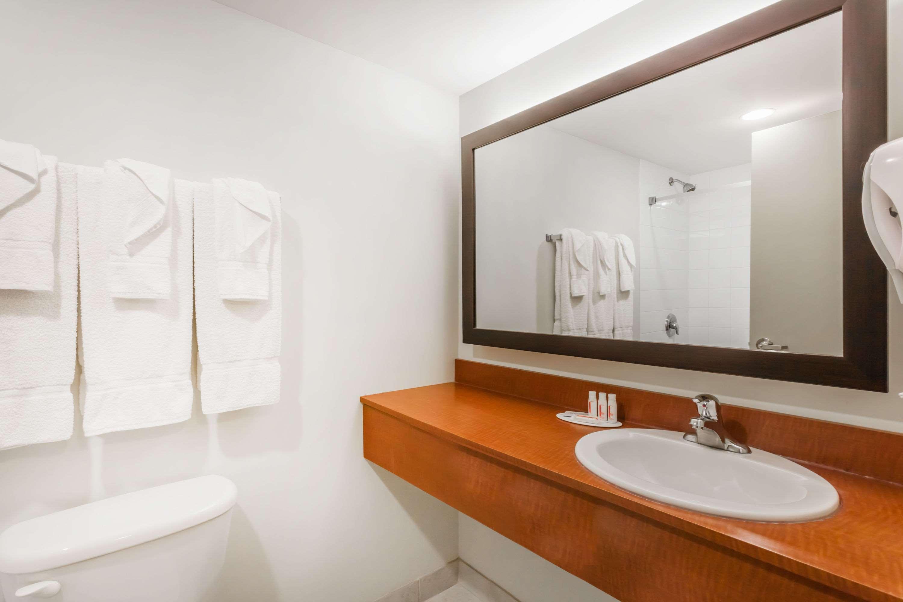 Super 8 By Wyndham Peterborough Hotel Luaran gambar