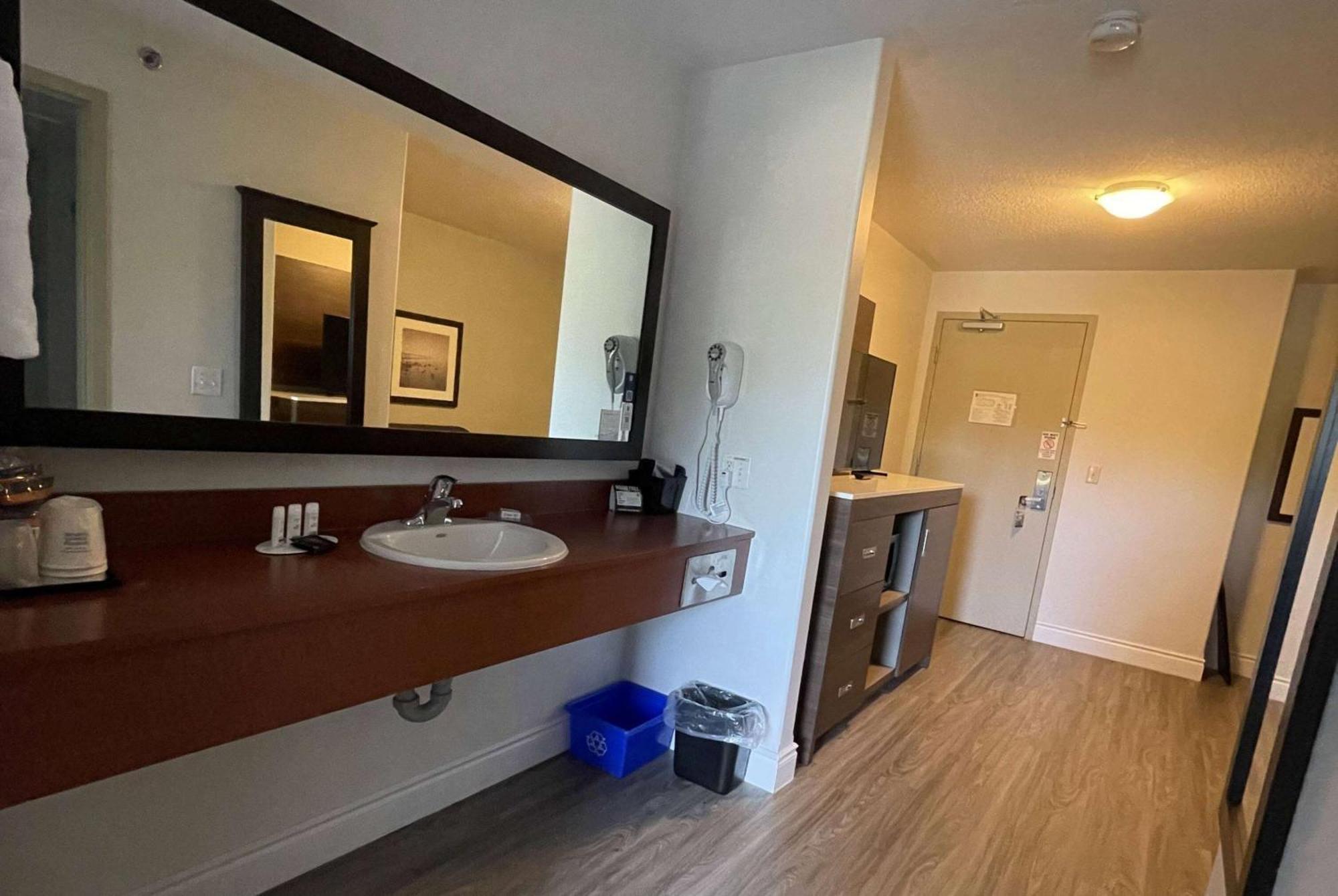 Super 8 By Wyndham Peterborough Hotel Luaran gambar
