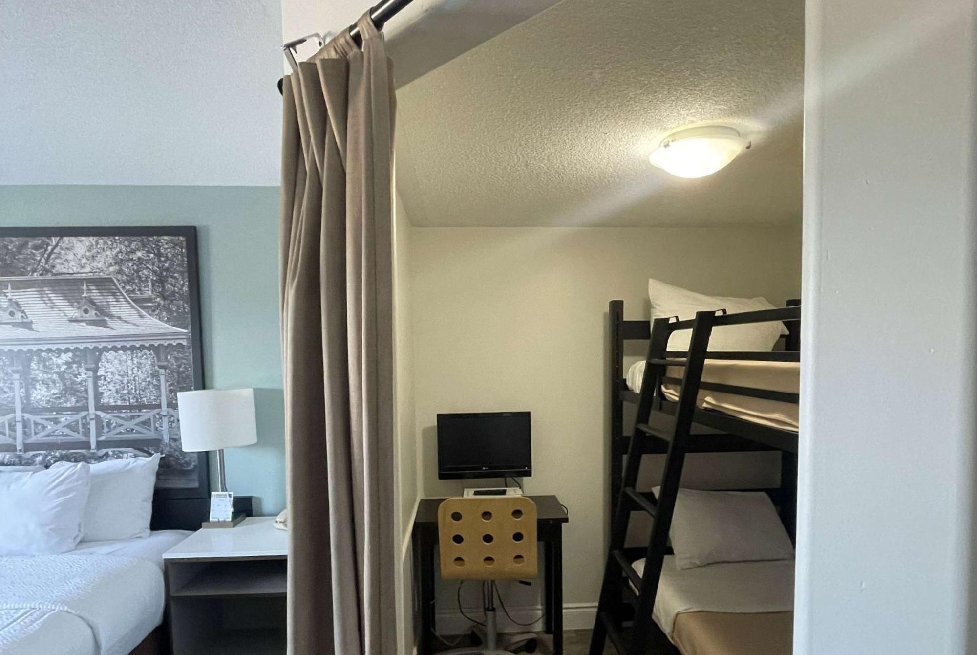 Super 8 By Wyndham Peterborough Hotel Luaran gambar