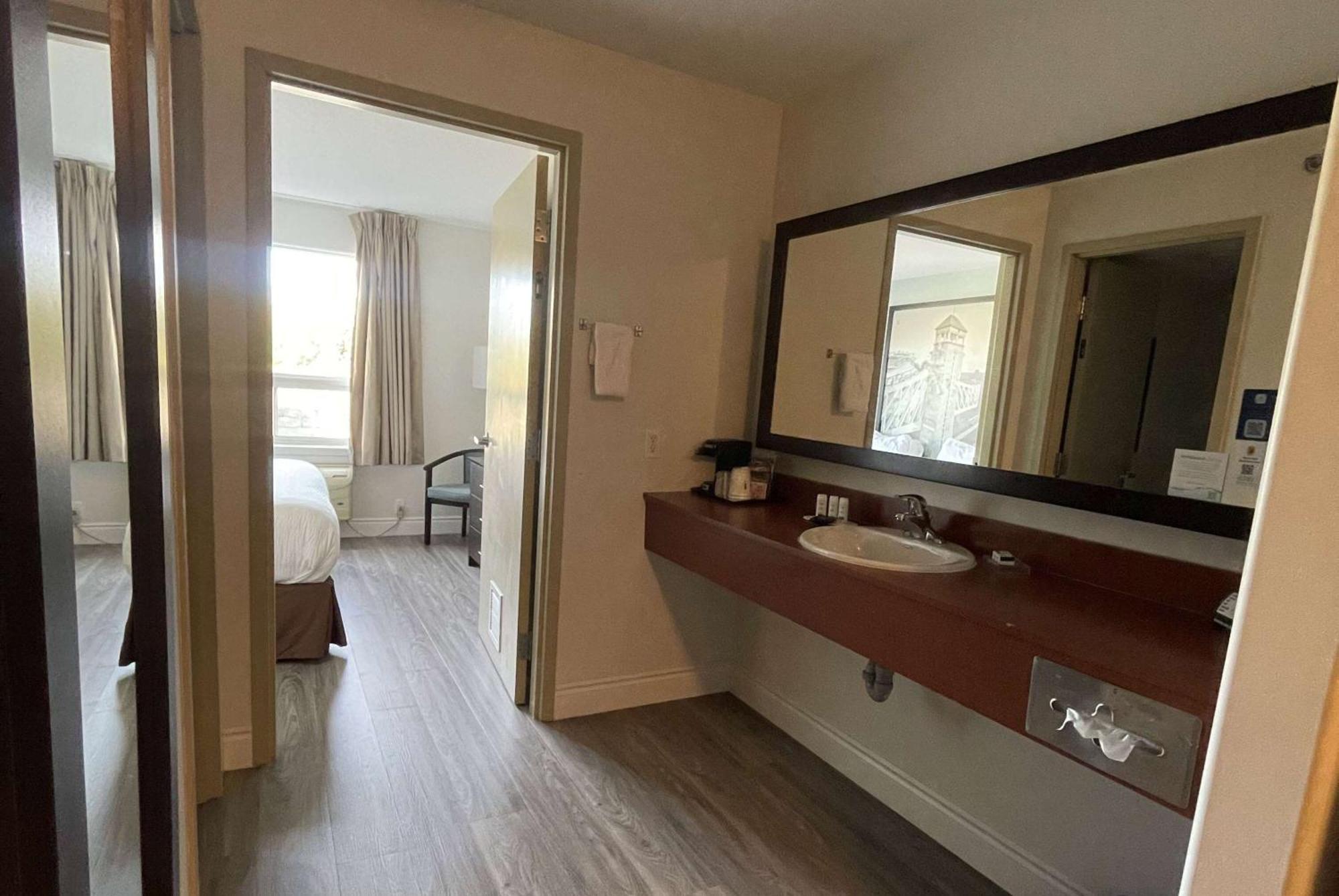Super 8 By Wyndham Peterborough Hotel Luaran gambar