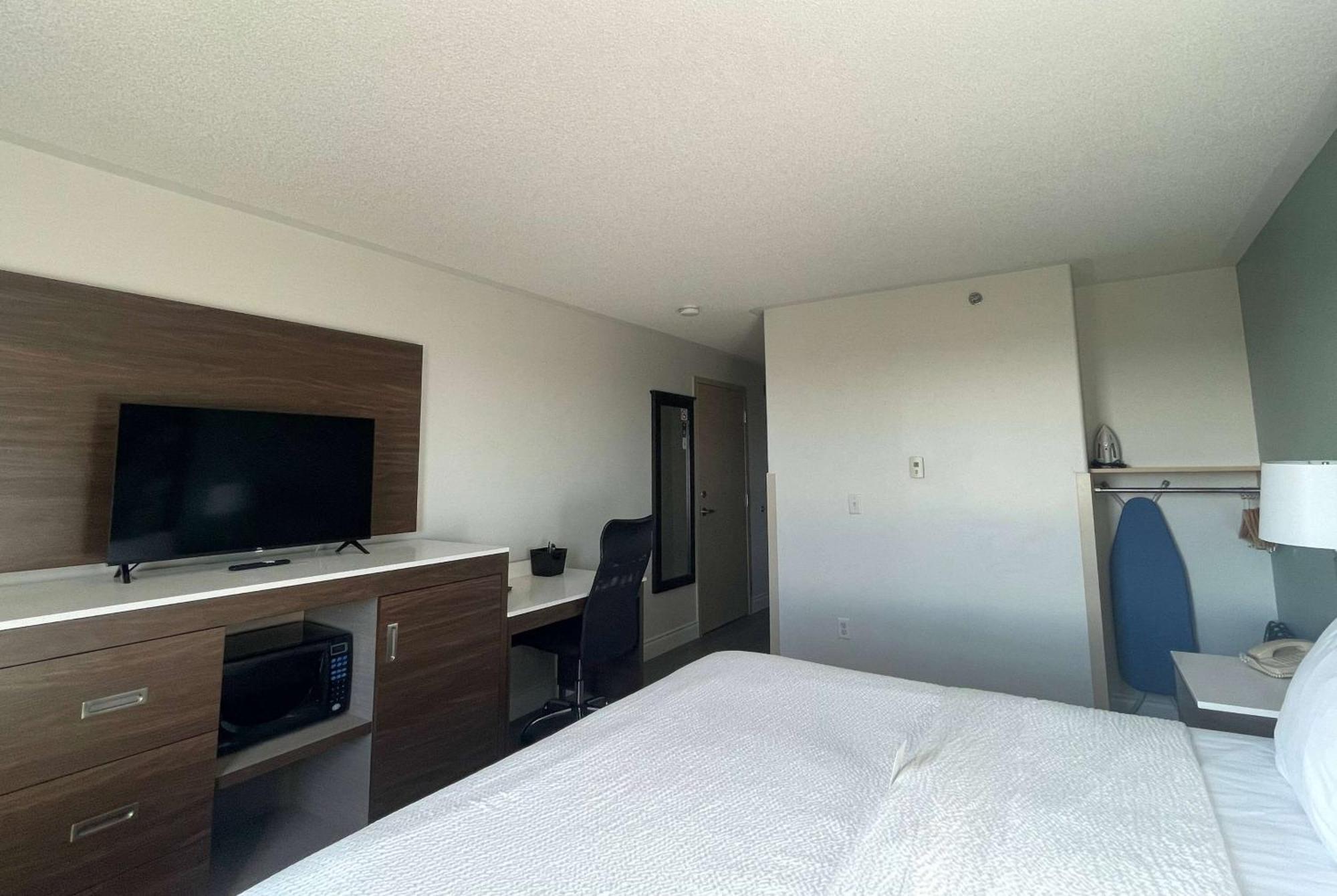 Super 8 By Wyndham Peterborough Hotel Luaran gambar