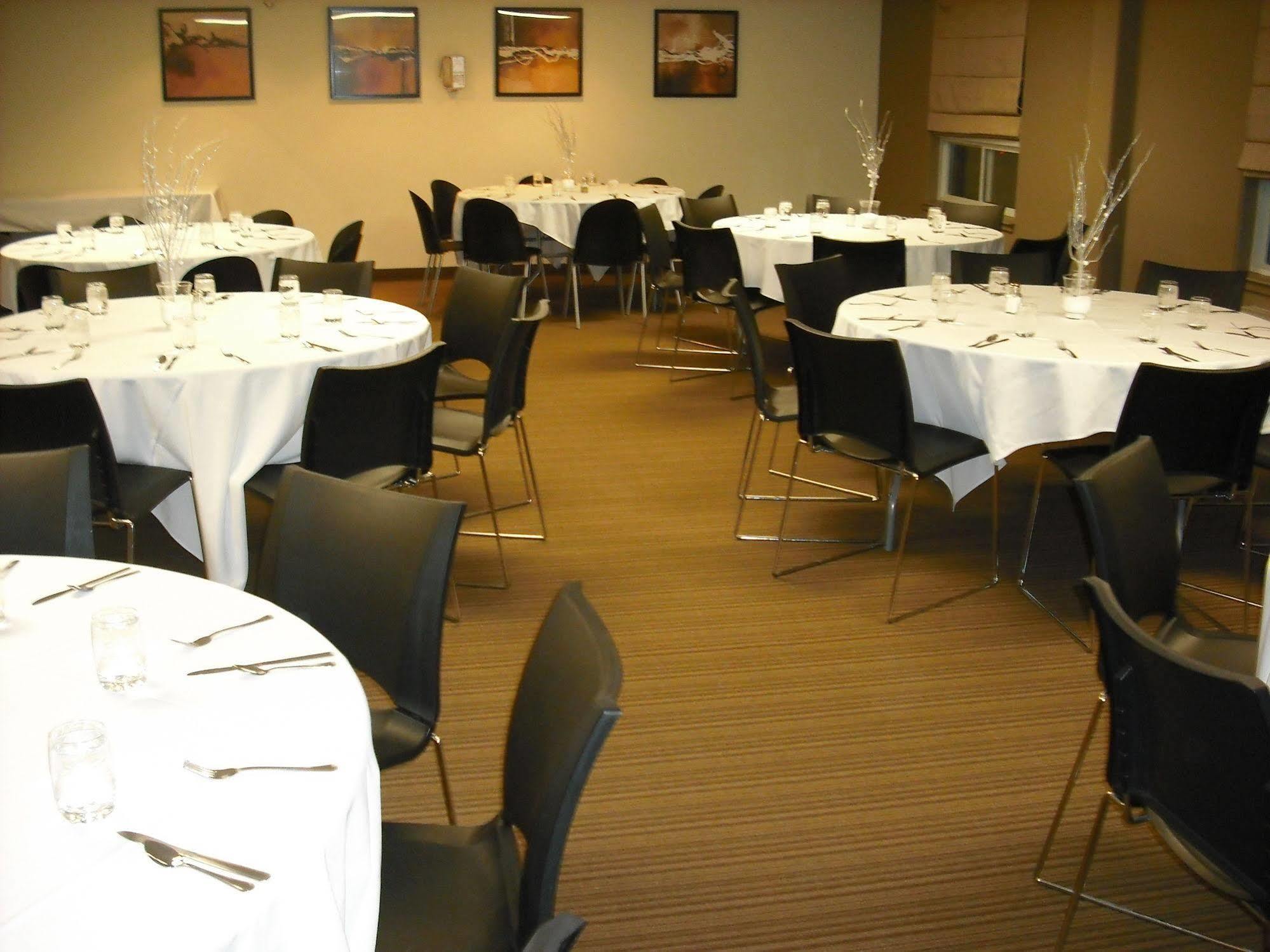 Super 8 By Wyndham Peterborough Hotel Luaran gambar
