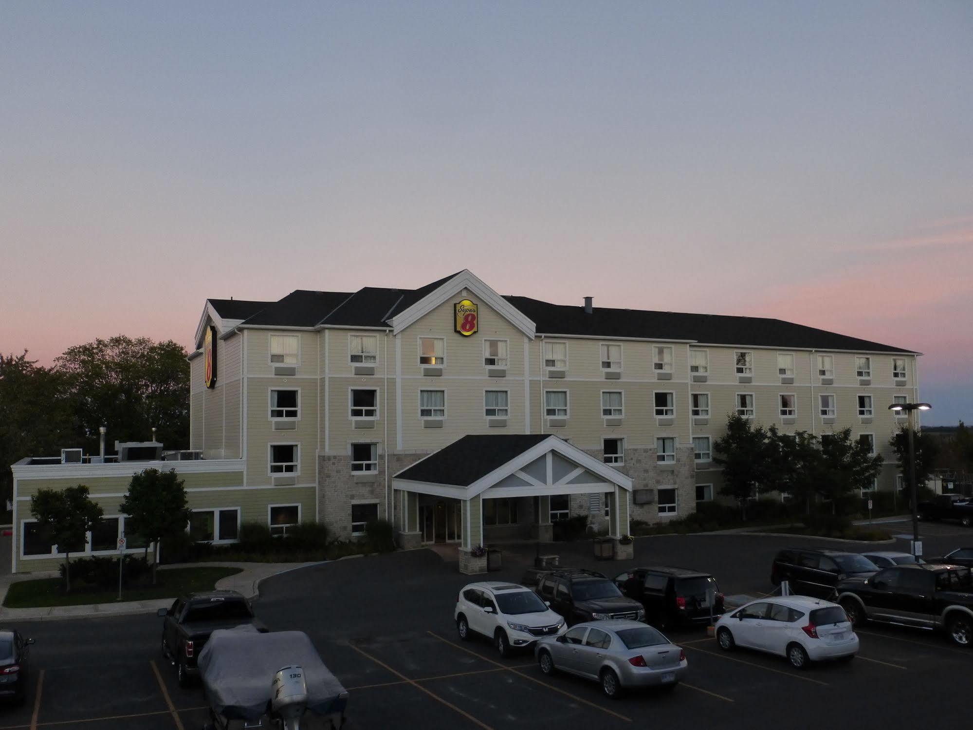 Super 8 By Wyndham Peterborough Hotel Luaran gambar