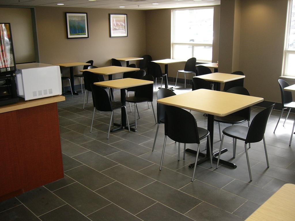 Super 8 By Wyndham Peterborough Hotel Luaran gambar